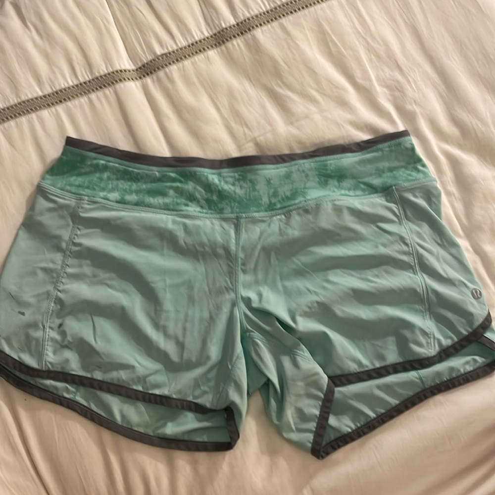 Lululemon run times short, size 8, mint green and grey